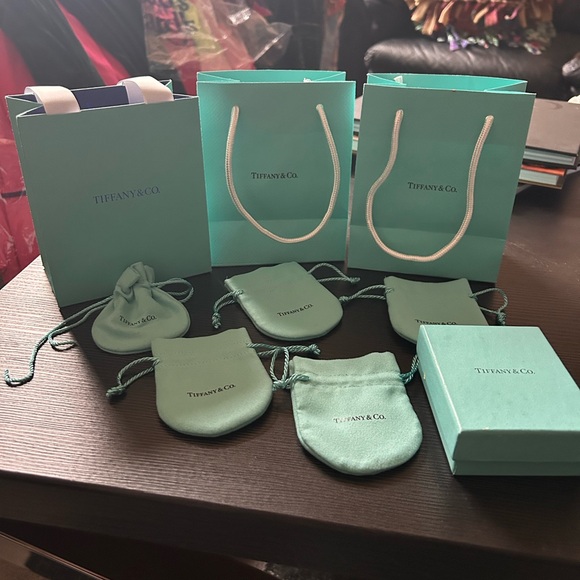 Empty Tiffany gift bags, pouches and box. - Picture 5 of 5